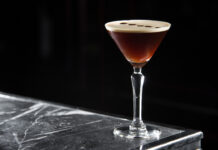 Elegancki kawowy „drink” na karnawał - caffè shakerato