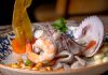 Peruwiańskie ceviche: jak bezpiecznie przygotować rybę i uzyskać idealny smak Peruwiańskie ceviche z krewetkami, owocami morza, cebulą i kukurydzą